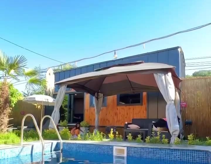 Masal Sarıyer Bungalov — gündüz bahçe ve havuz