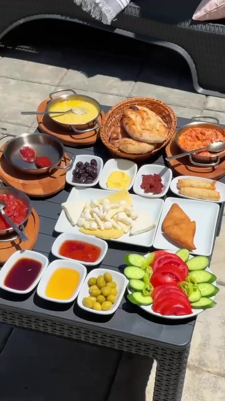 Serpme kahvaltı sunumu
