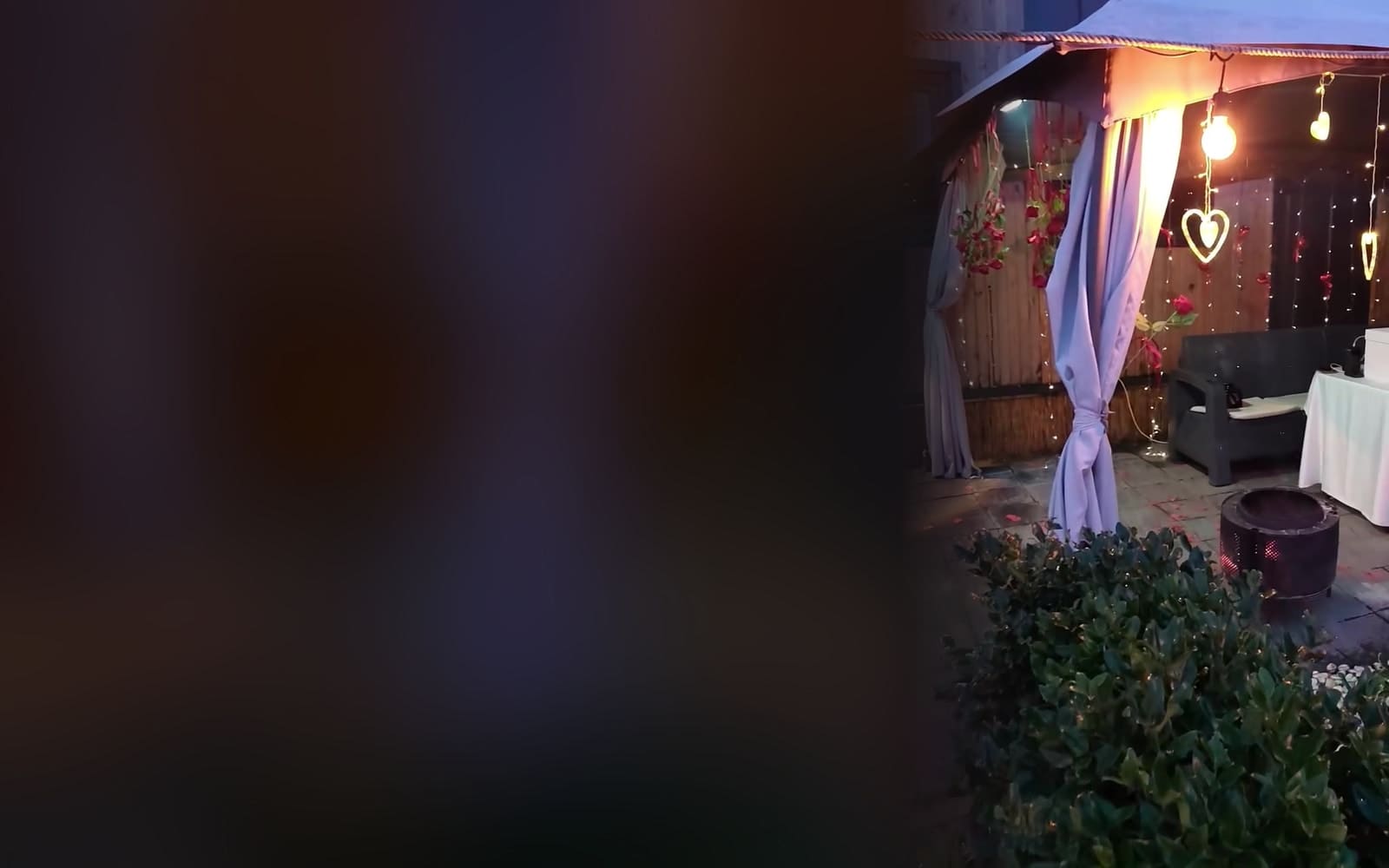 Masal Sarıyer Bungalov — gece romantik kutlama hazırlığı